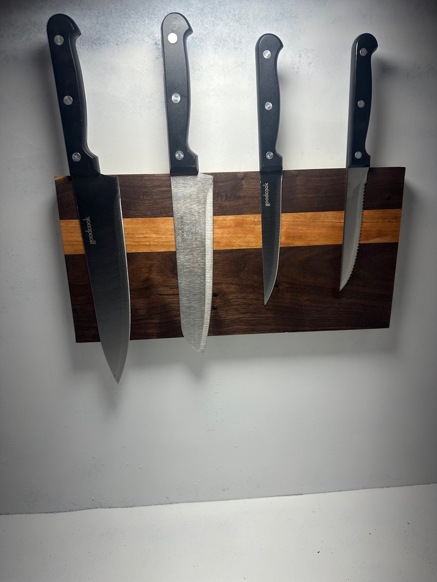 Hanging magnetic knife block